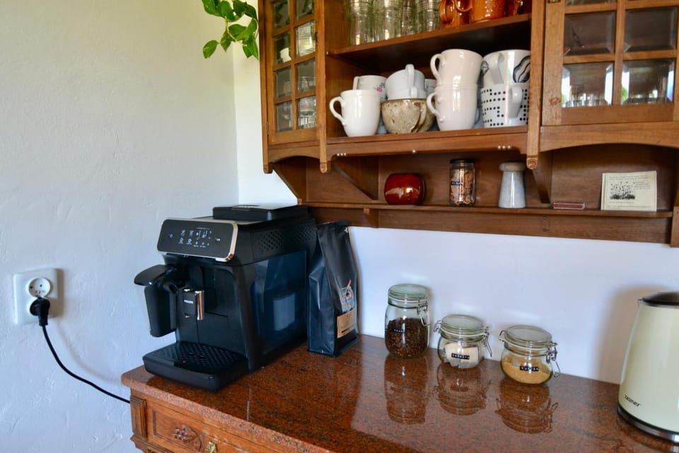 Coffee/tea facilities, Kitchen or kitchenette, Communal kitchen, kitchen