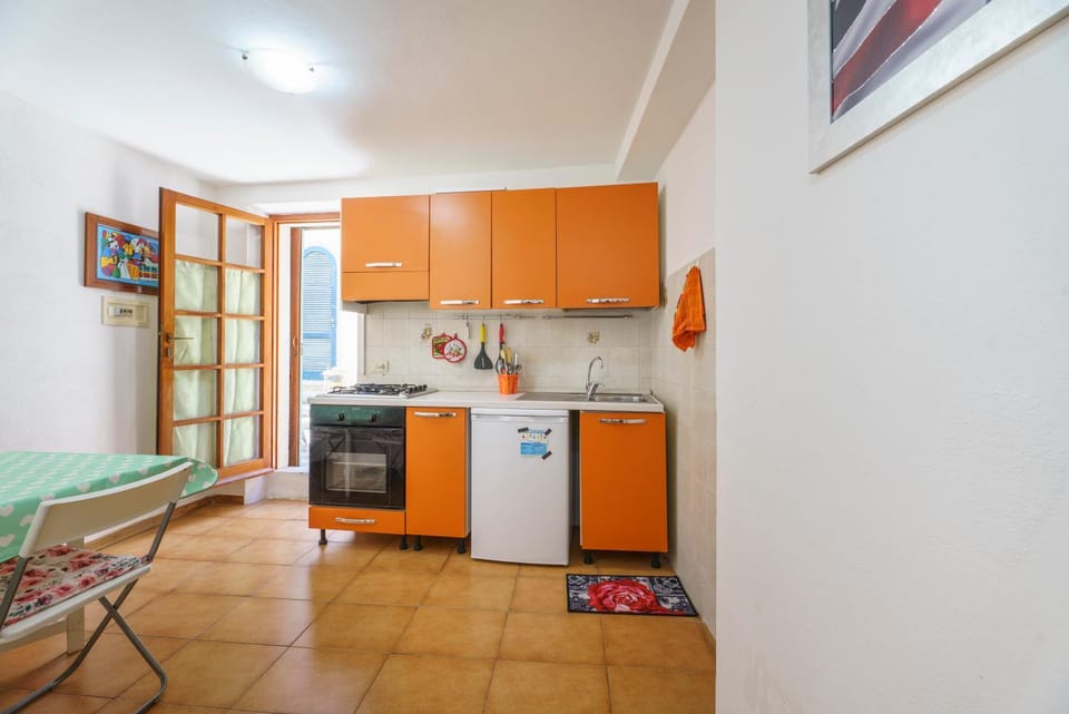 Kitchen or kitchenette, Dining area, dishwasher, pet friendly, stove
