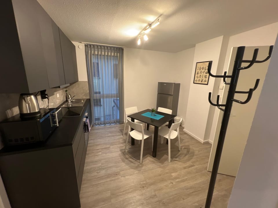 Kitchen or kitchenette, Dining area, minibar, stove