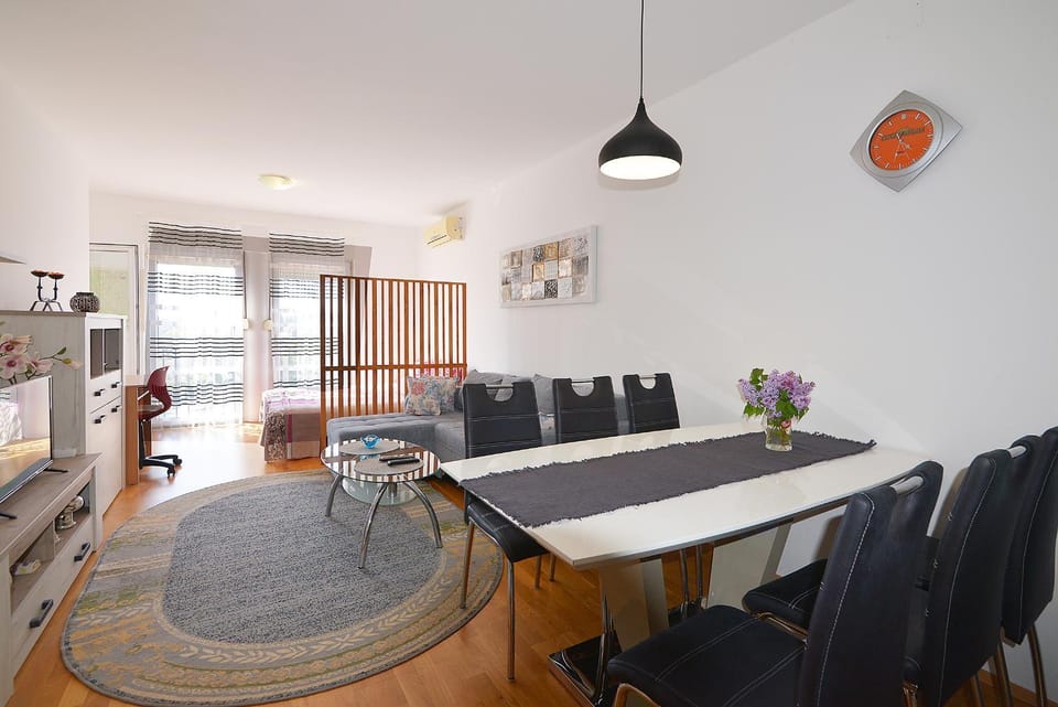 Kitchen or kitchenette, Living room, Seating area, Dining area