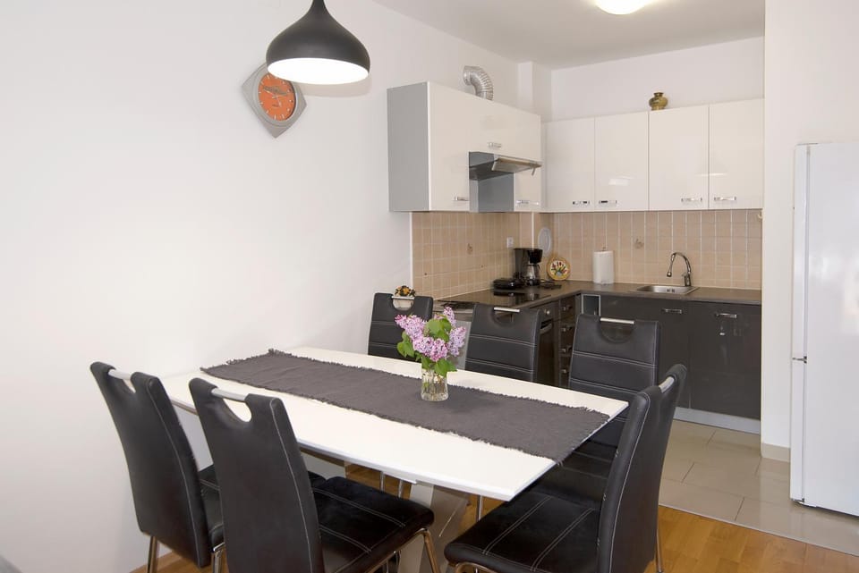 Kitchen or kitchenette, Dining area, pet friendly