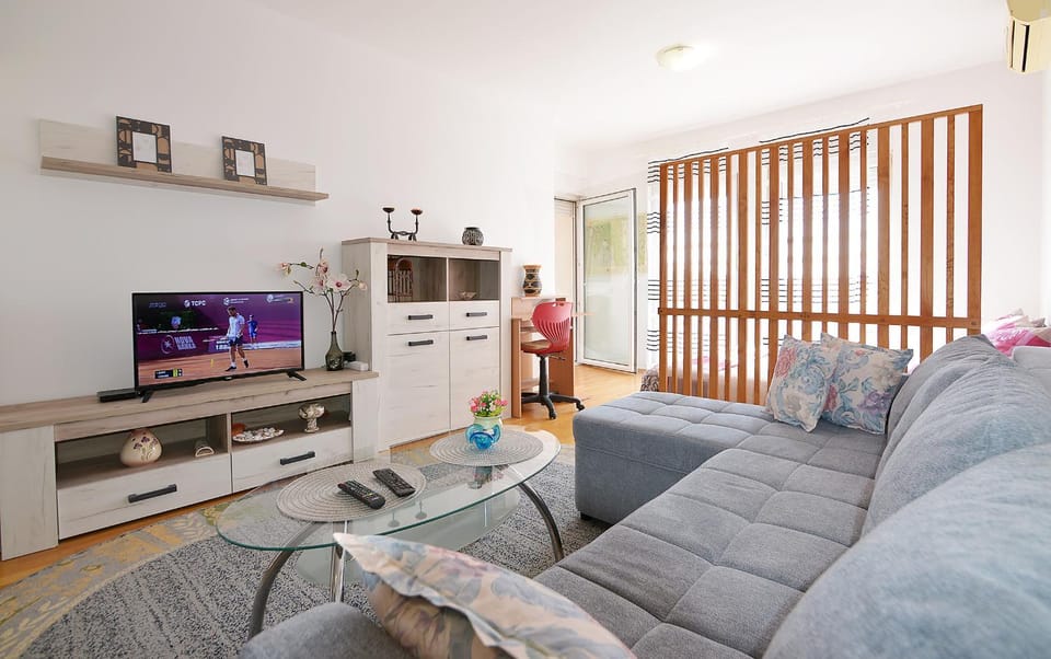 Communal lounge/ TV room, TV and multimedia, Living room, Seating area, Evening entertainment