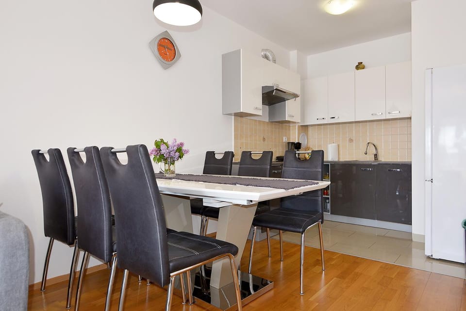Kitchen or kitchenette, Living room, Seating area, Dining area