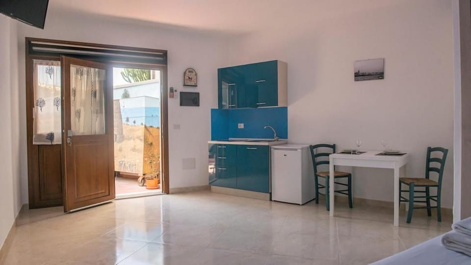 Facade/entrance, stove