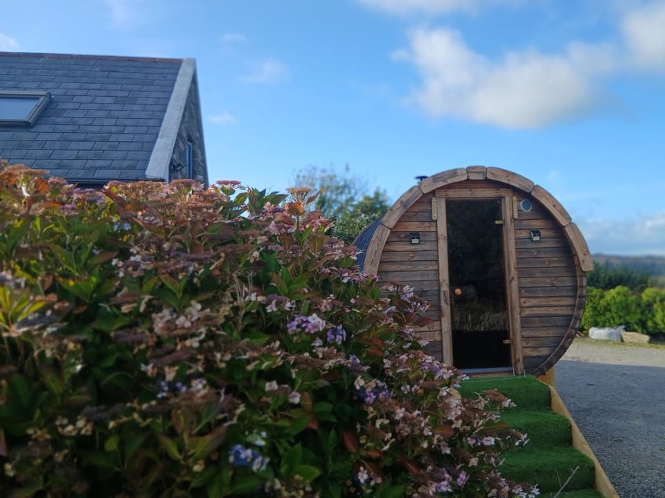 The Hideaway Tragumna a hidden gem by the sea with outdoor sauna Apartment in County Cork