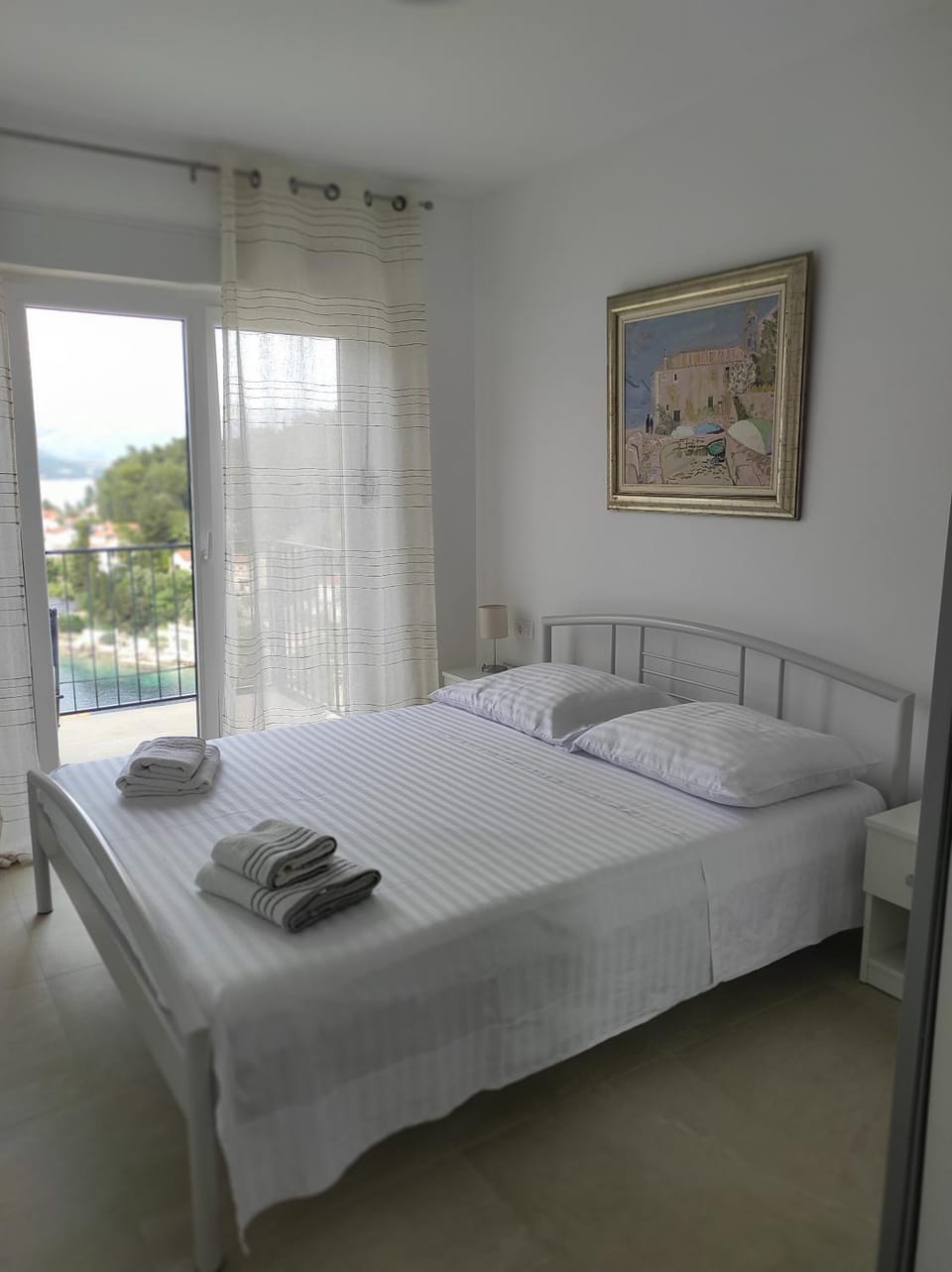 Bed, Bedroom, towels