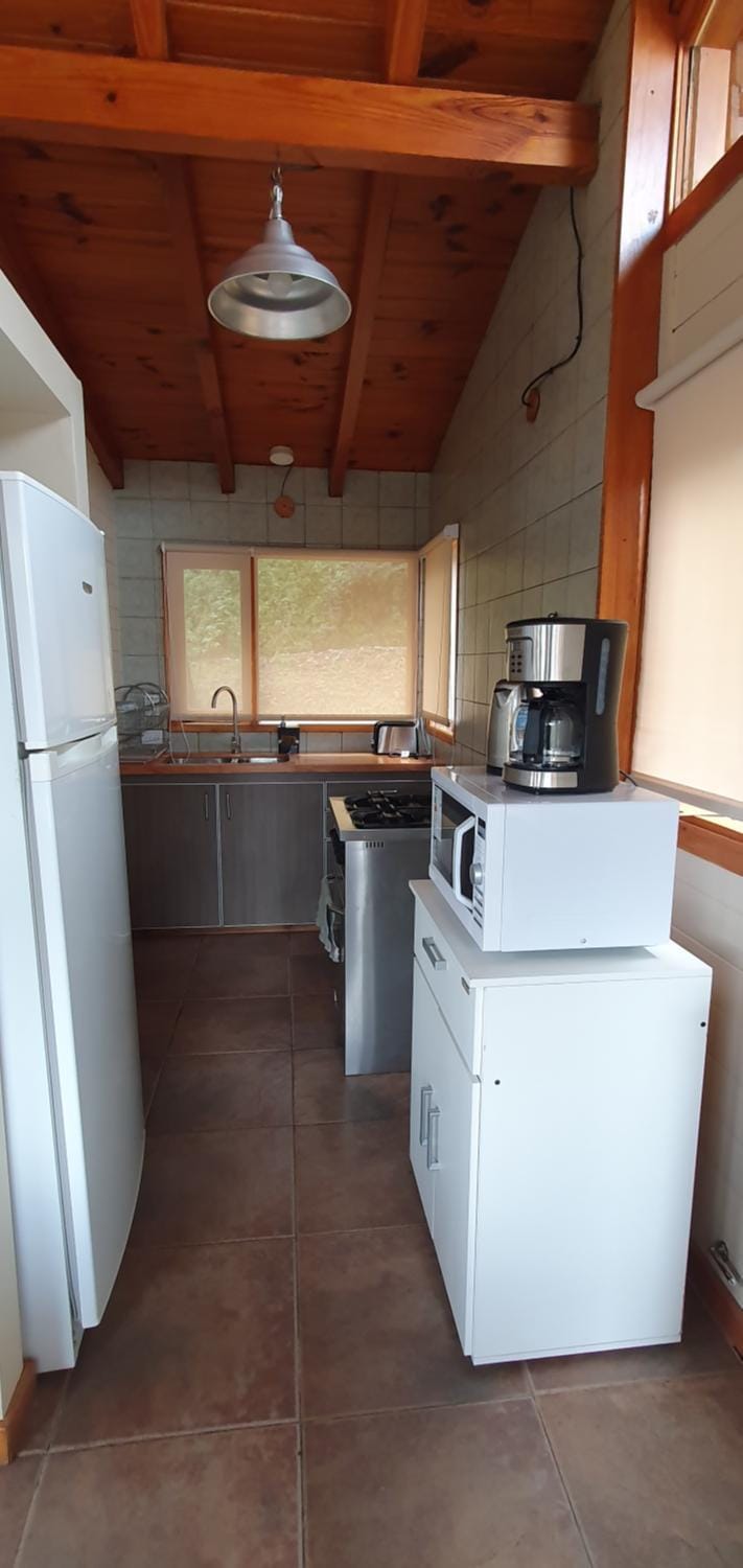 Kitchen or kitchenette, minibar