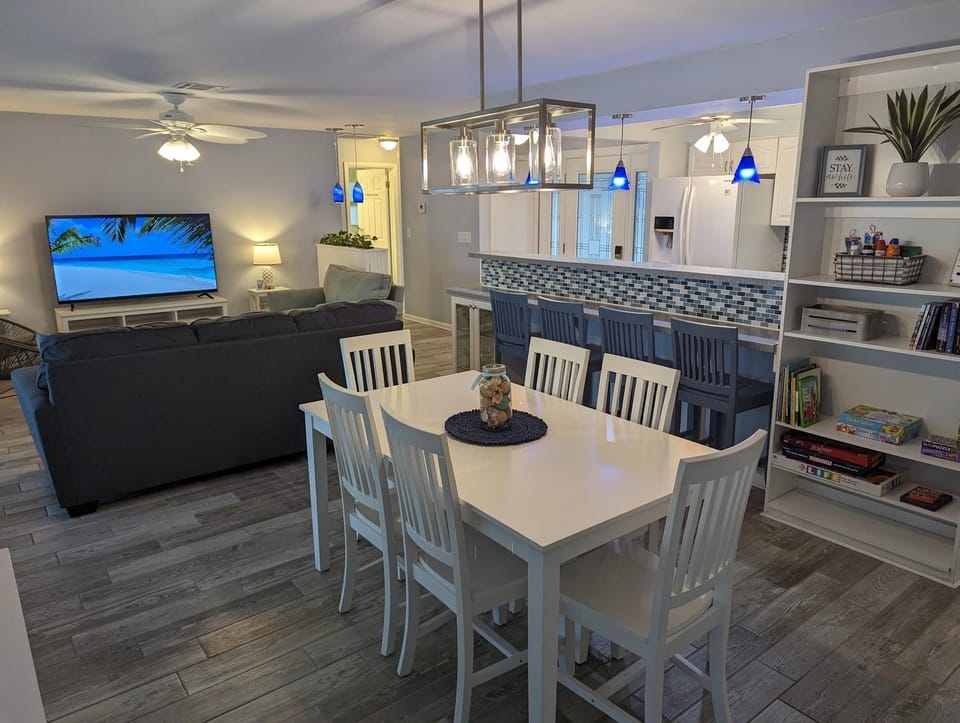 Blue Flamingo - Pool, Sunsets, Dock, Lift, Direct Gulf Access! House in Cape Coral