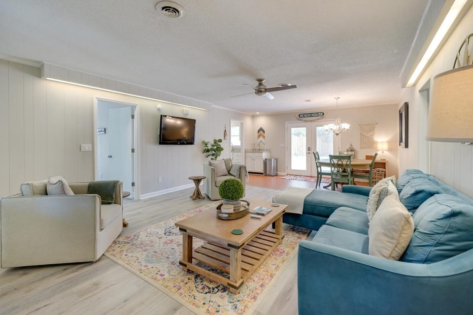 7 Blocks to the Beach: Family Oak Island Retreat House in Oak Island