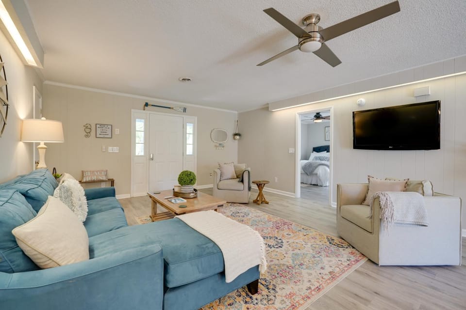 7 Blocks to the Beach: Family Oak Island Retreat House in Oak Island