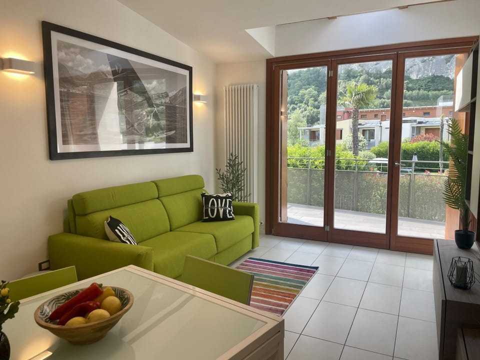 Garden, Living room, Seating area, Dining area, Garden view