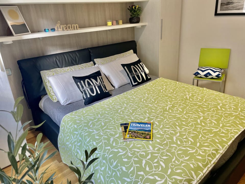 Bed, Photo of the whole room, Bedroom, hair dresser