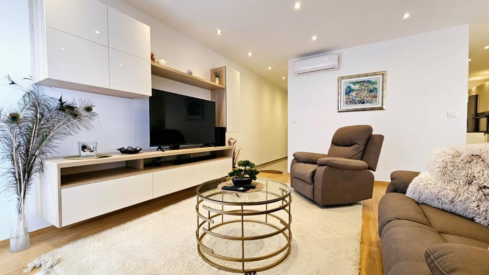 Communal lounge/ TV room, TV and multimedia, Living room, Evening entertainment, air conditioner