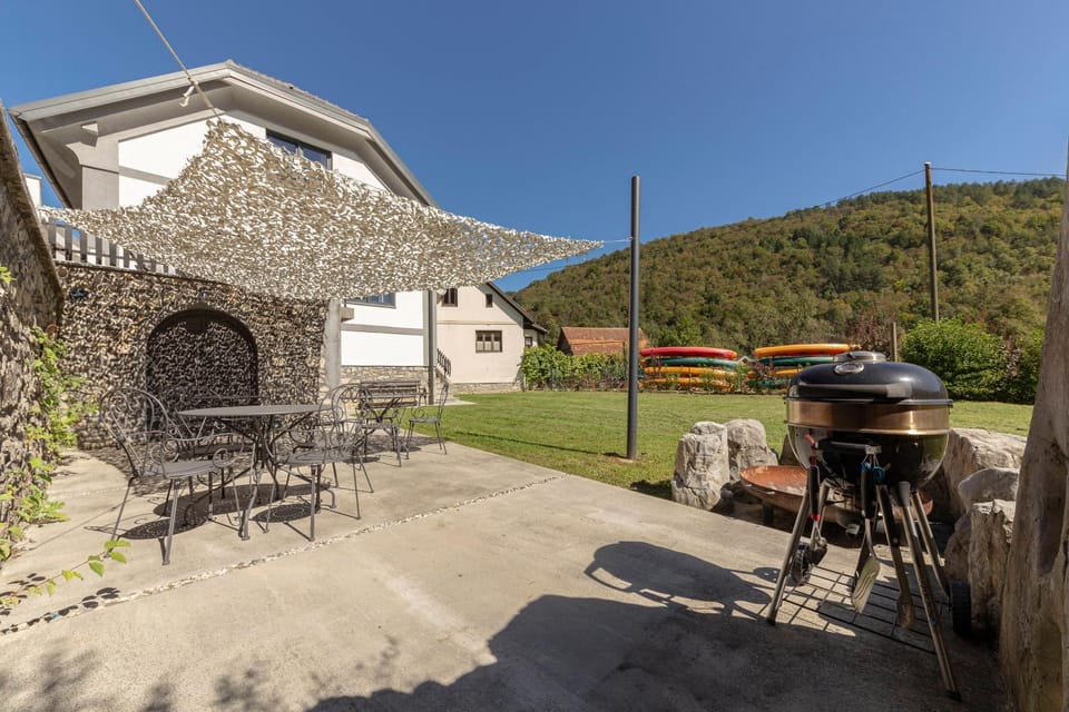 Property building, Patio, Day, Natural landscape, BBQ facilities, Dining area, Mountain view, Parking