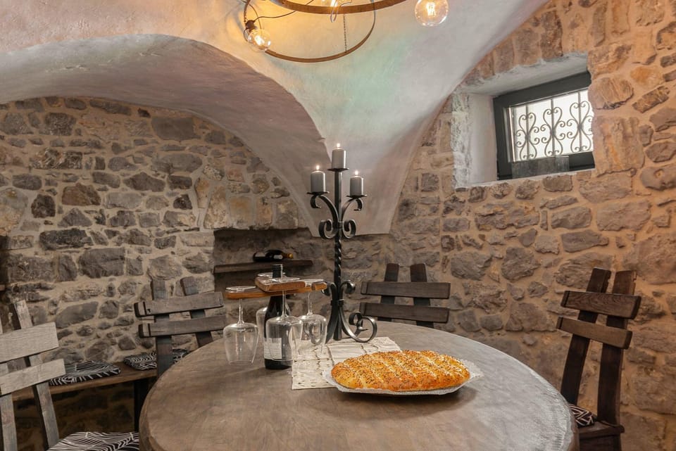 Restaurant/places to eat, Living room, Food and drinks, Banquet/Function facilities, Seating area, Dining area, Food
