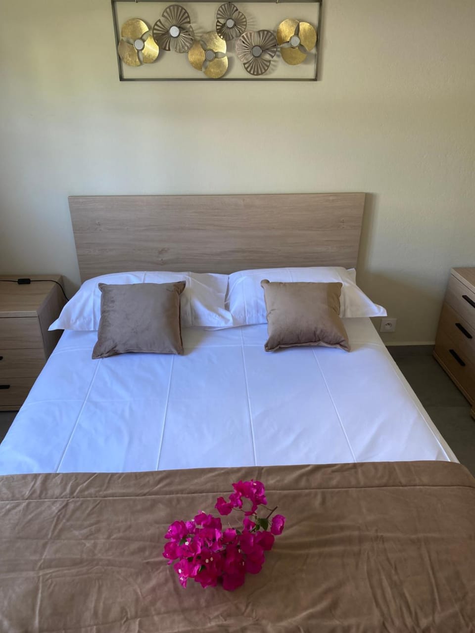 Bed, Photo of the whole room, Bedroom, air conditioner