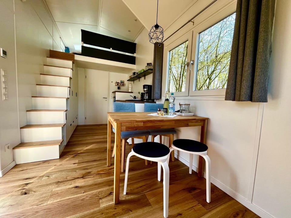 Kitchen or kitchenette, Seating area, Dining area