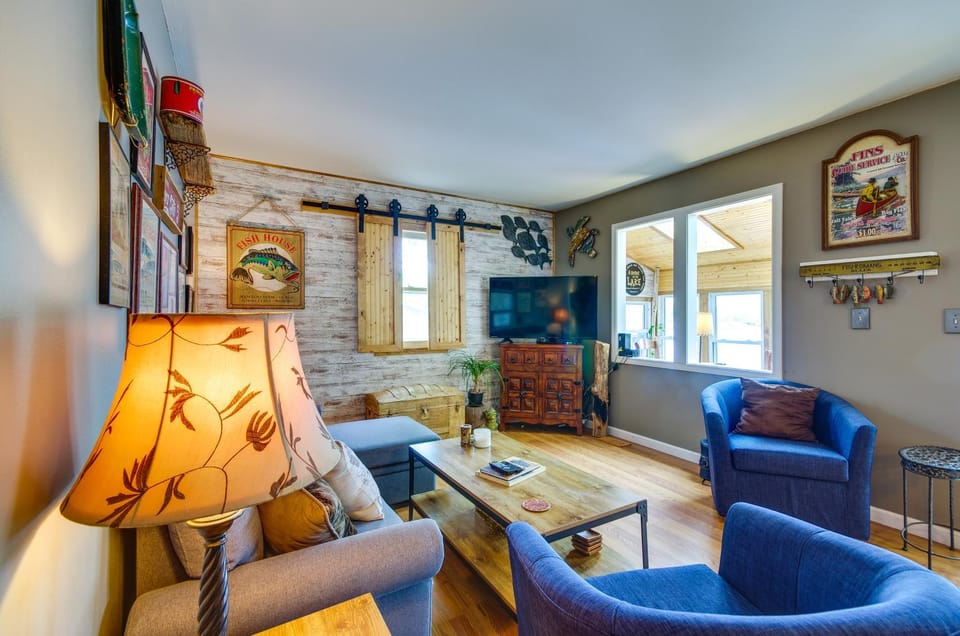 Waterfront Ozarks Home w/ Hot Tub, Bar & Dock House in Lake of the Ozarks