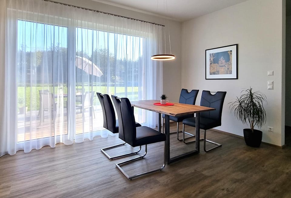 Seating area, Dining area