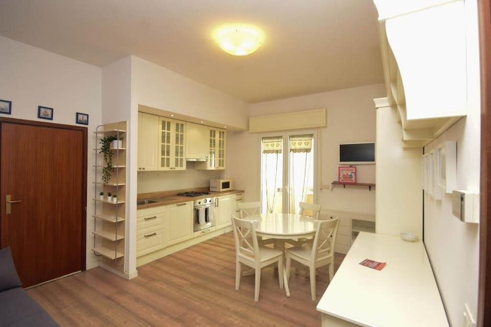 Kitchen or kitchenette, Living room, Seating area, Dining area, minibar, pet friendly, stove