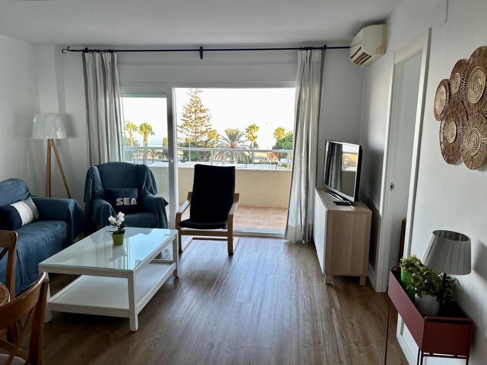 Property building, TV and multimedia, Living room, Seating area, air conditioner