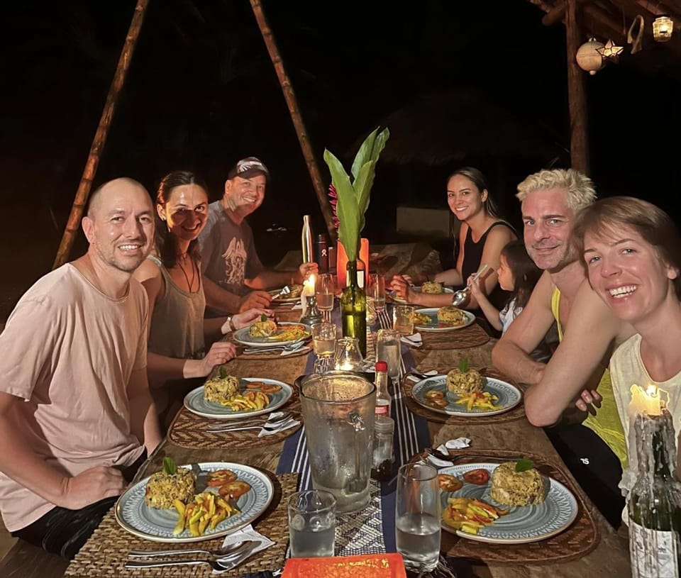 Restaurant/places to eat, People, Food and drinks, Food, Dinner, group of guests