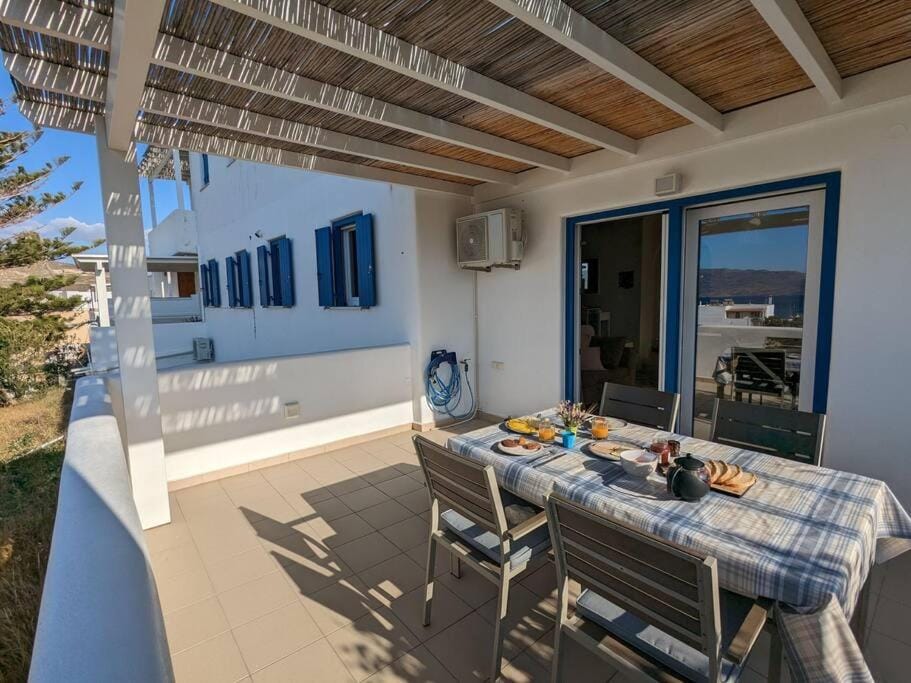 Comfortable 2-bedroom Apartment with balcony & port view Apartment in Milos