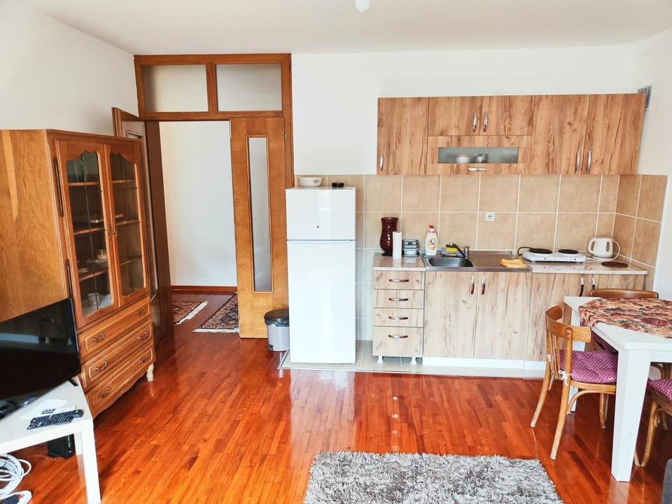 Coffee/tea facilities, Kitchen or kitchenette, Dining area, stove