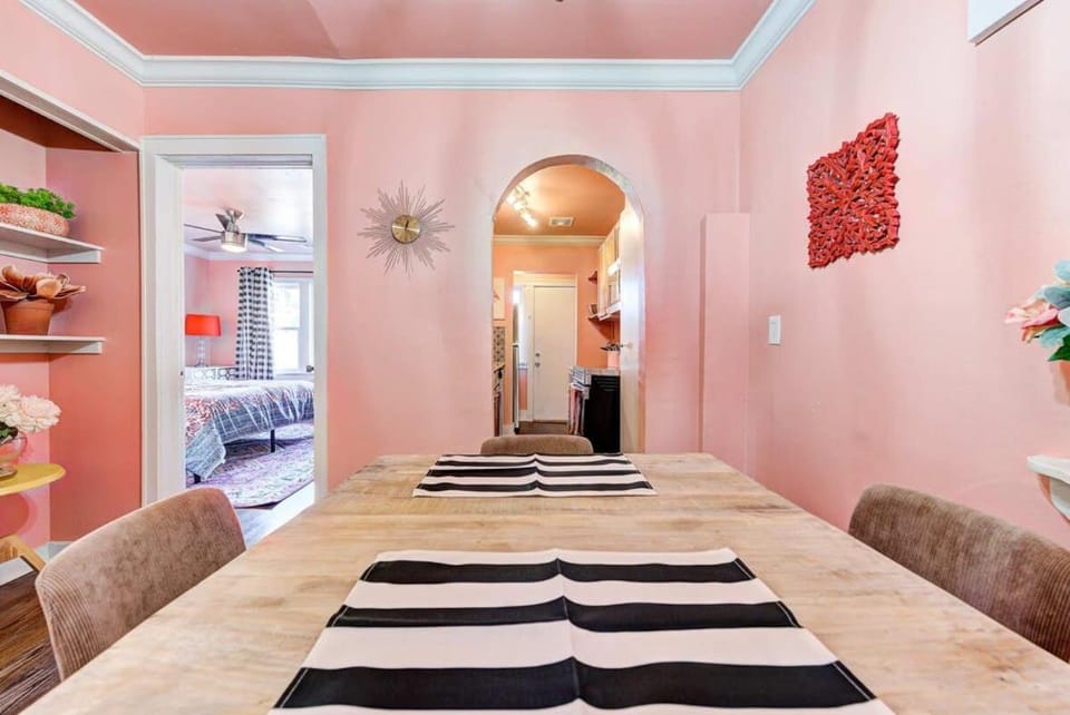 Strawberry Lodge - City card 4 local business Apartment in Oklahoma City