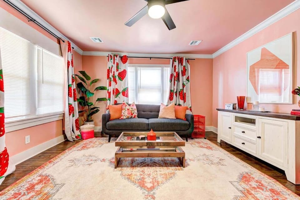 Strawberry Lodge - City card 4 local business Apartment in Oklahoma City