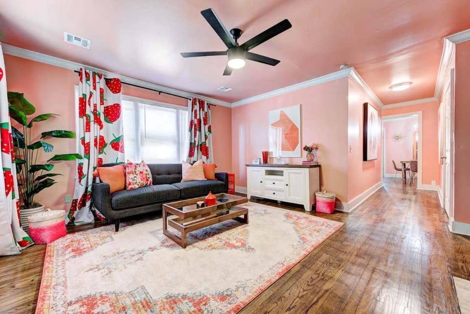 Strawberry Lodge - City card 4 local business Apartment in Oklahoma City
