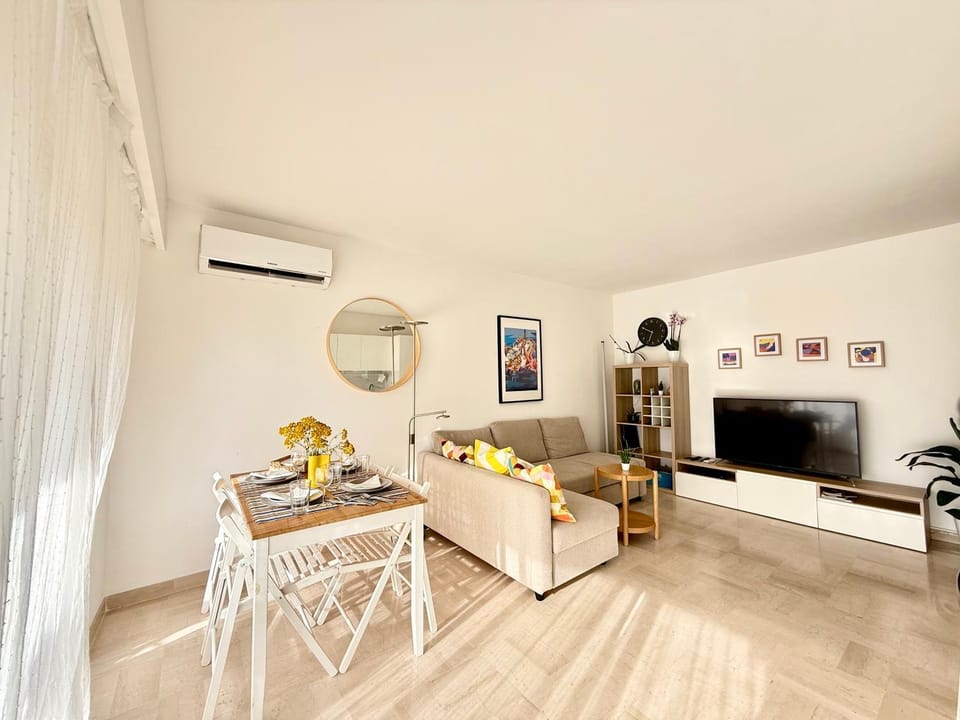 Communal lounge/ TV room, TV and multimedia, Living room, Seating area, Dining area, Beach, Family, air conditioner