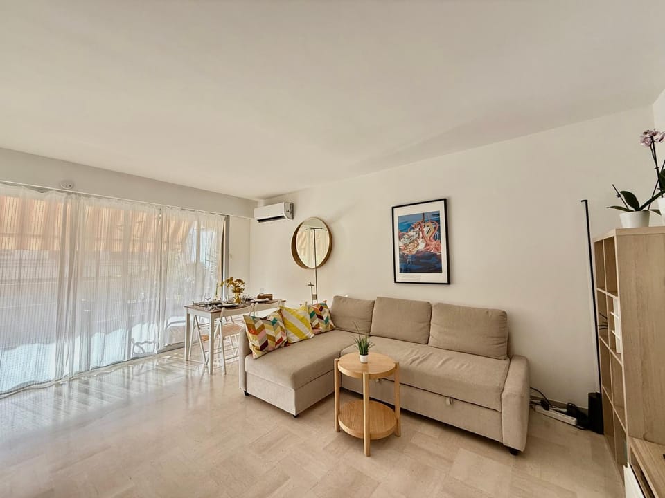 Living room, Seating area, air conditioner
