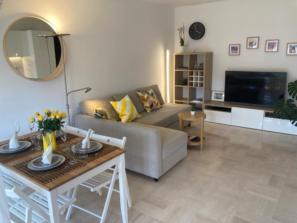 TV and multimedia, Living room, Dining area, Family