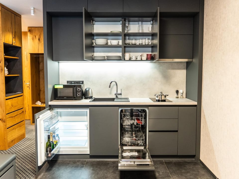 Coffee/tea facilities, Kitchen or kitchenette, dishwasher, stove, toaster