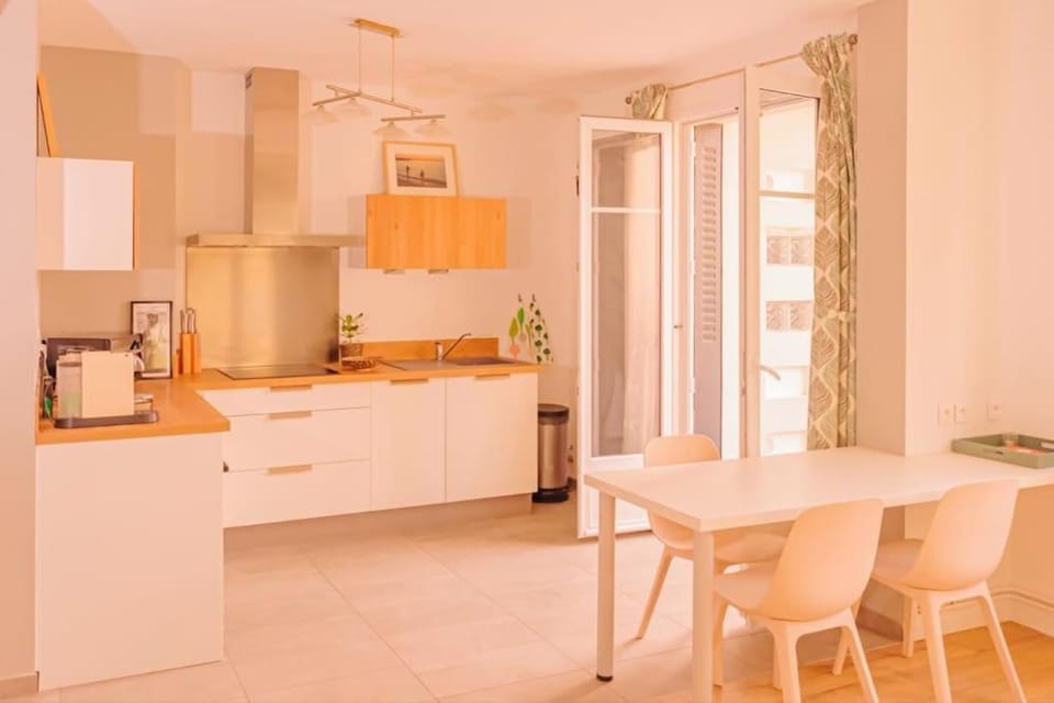 Kitchen or kitchenette, Lounge or bar, stove