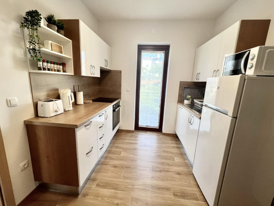 Coffee/tea facilities, Kitchen or kitchenette, dishwasher, oven, stove, kitchen