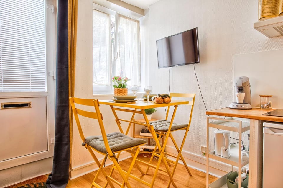 TV and multimedia, Seating area, Dining area