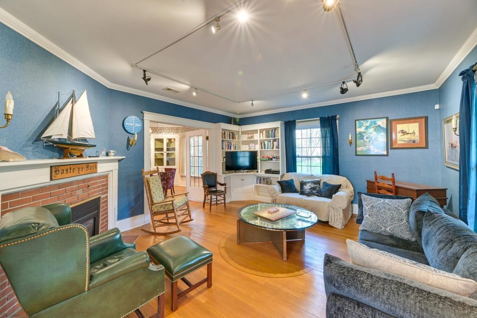 Charming Pet-Friendly Vacation Rental w/ Backyard! House in New York