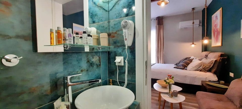 Bathroom, Photo of the whole room