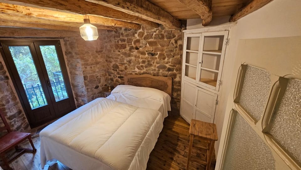 Bed, Balcony/Terrace, Photo of the whole room, Bedroom, River view, internet