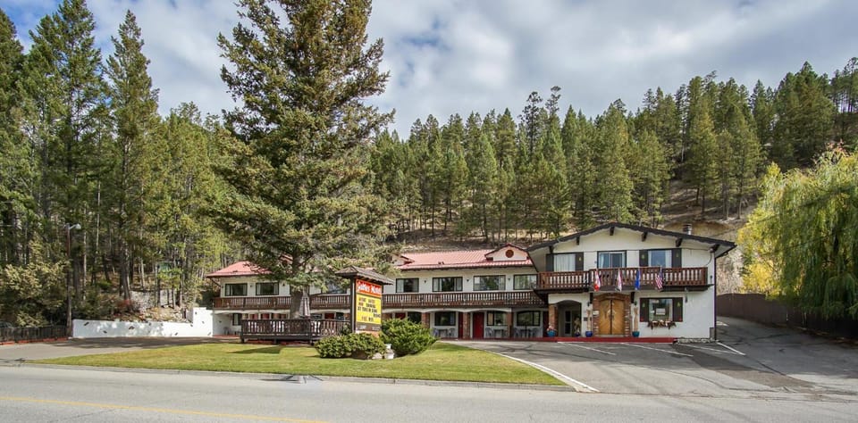 Gables Motel Motel in Radium Hot Springs