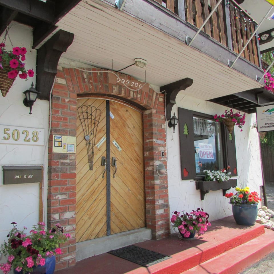 Gables Motel Motel in Radium Hot Springs