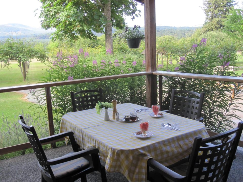 Kiwi Cove Lodge Lodge in Southern Gulf Islands