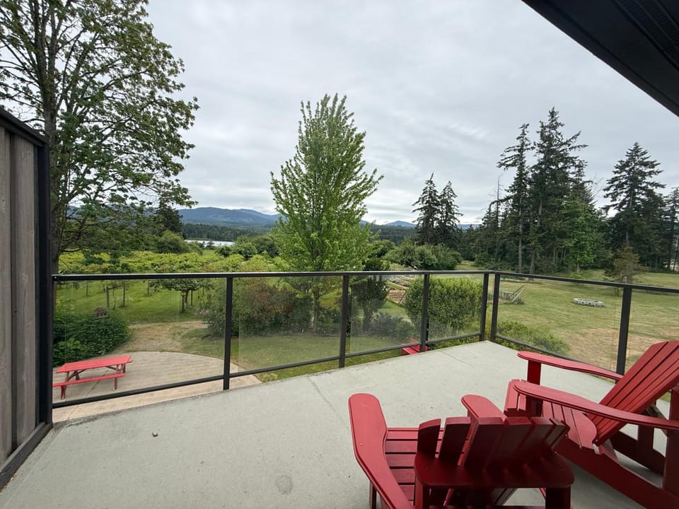 Kiwi Cove Lodge Lodge in Southern Gulf Islands