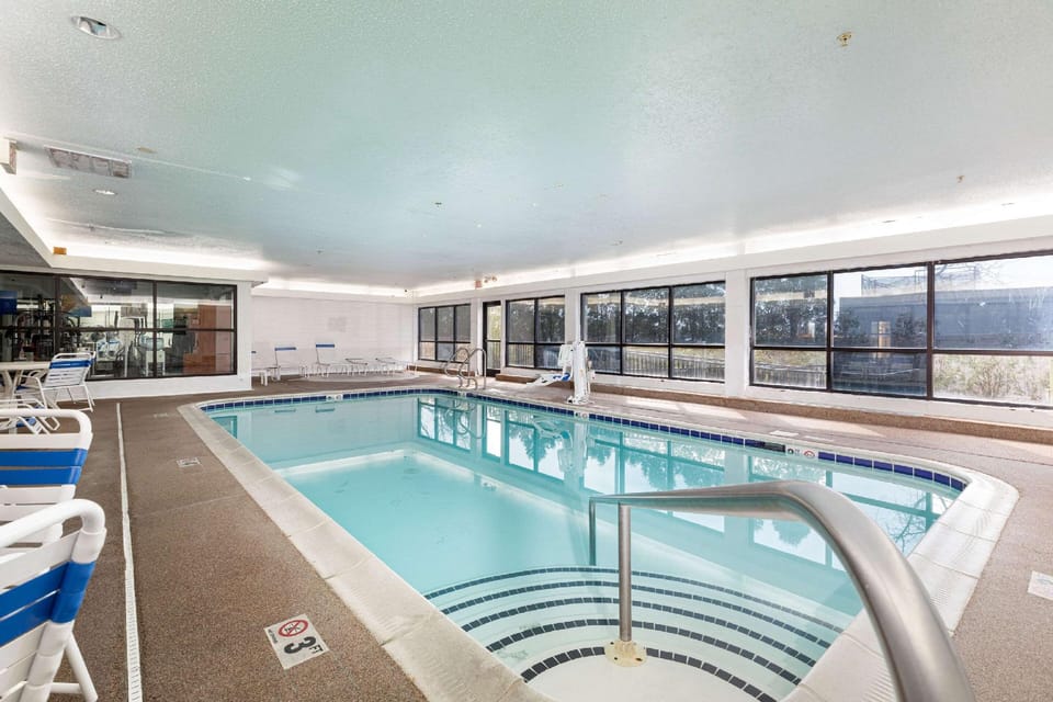 Comfort Suites Lombard - Addison Hotel in Lombard