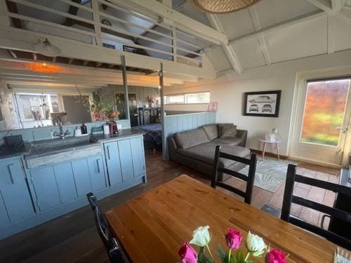 Holiday cottage de Garage Inn Hotel in South Holland (province)
