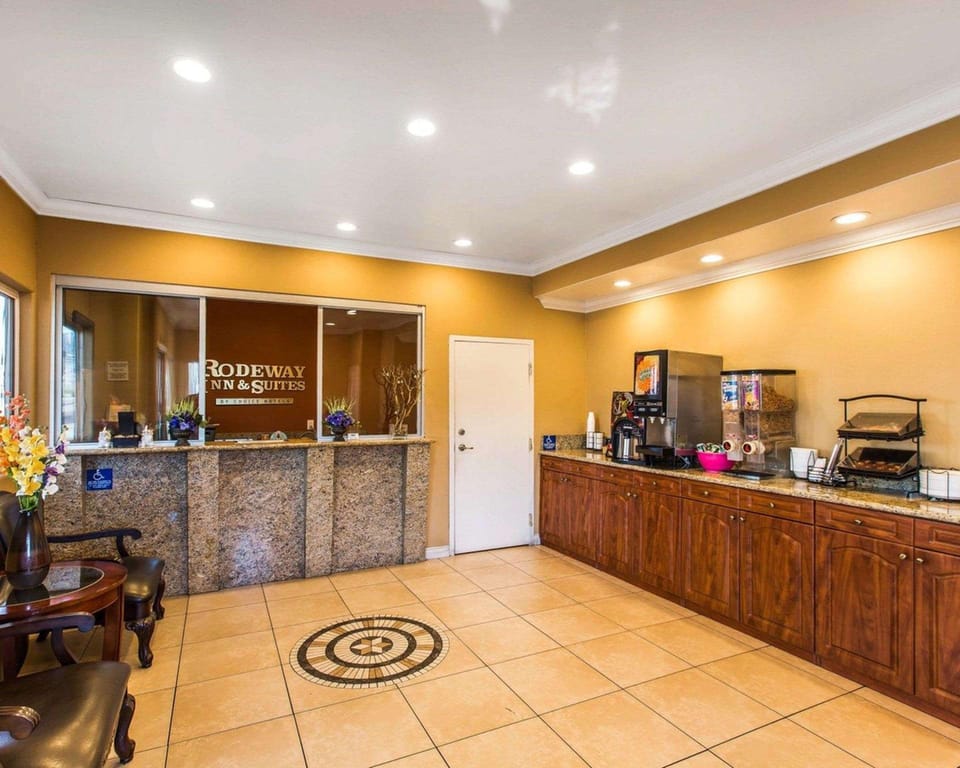 Rodeway Inn & Suites Corona Hotel in Corona