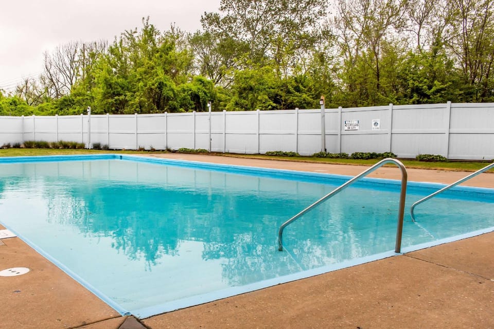 Swimming pool [outdoor]