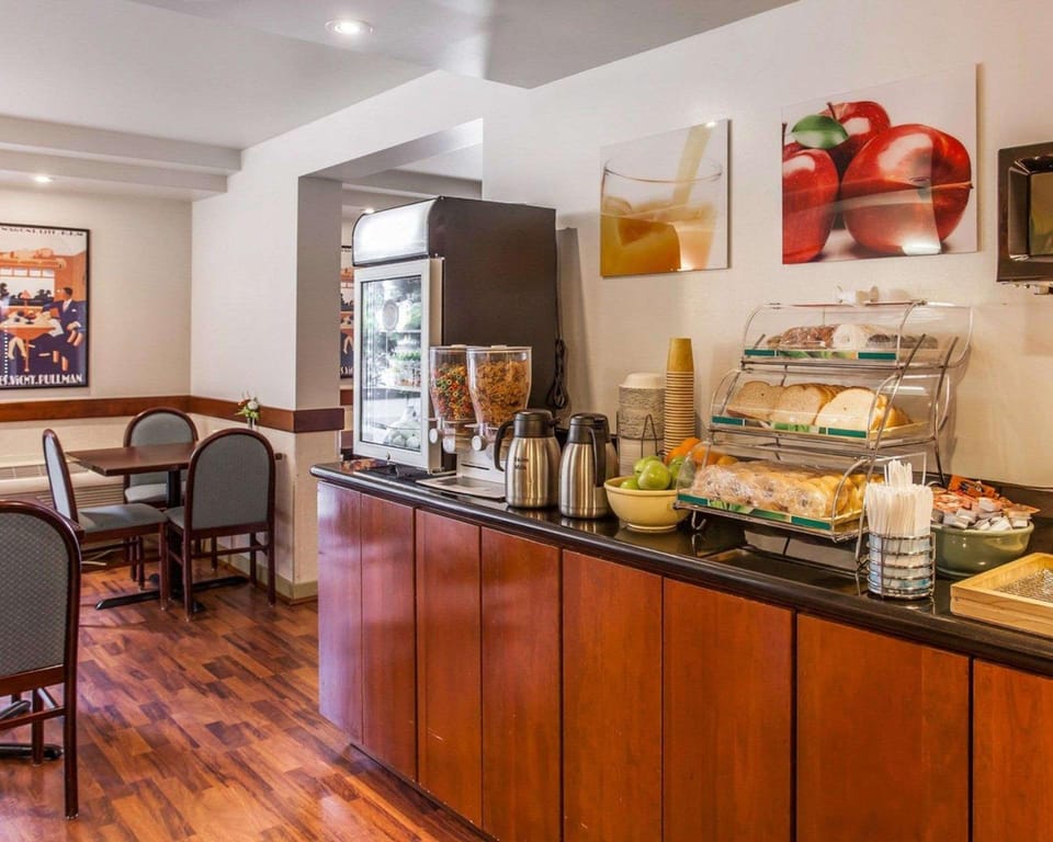 Quality Inn & Suites Everett Hotel in Paine Lake Stickney